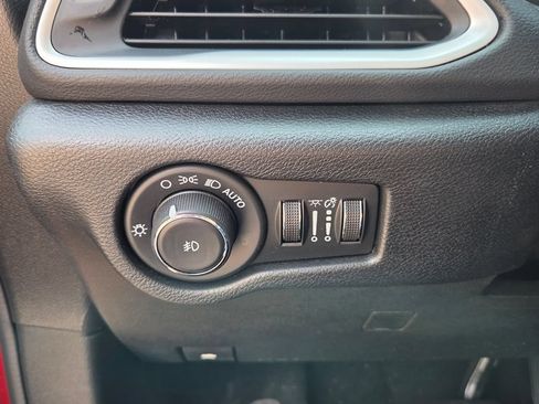 Used 2025 Chrysler Pacifica Select FWD image 17
