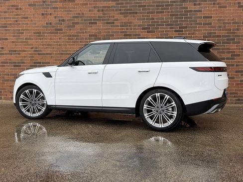 Used 2025 Land Rover Range Rover Sport SE image 3