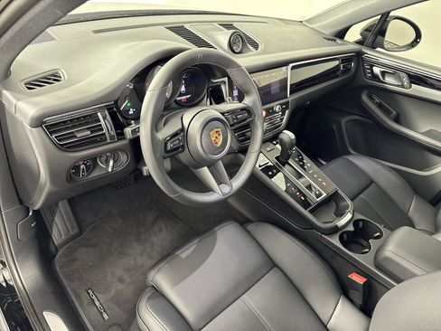 New 2025 Porsche Macan image 4
