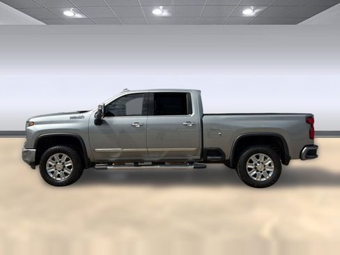 Used 2024 Chevrolet Silverado 2500 High Country w/ Technology Package AWD/4WD image 2