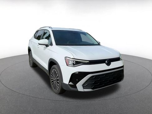 Used 2025 Volkswagen Taos SE FWD image 3
