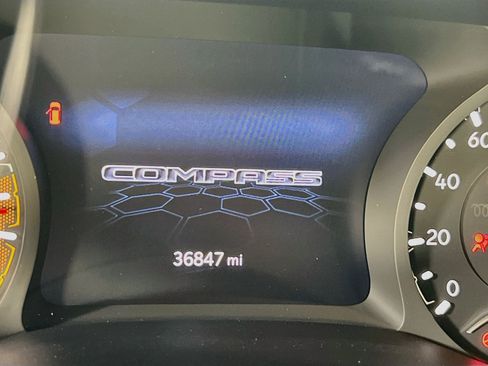 Used 2022 Jeep Compass Latitude w/ Sun and Sound Group AWD/4WD image 12