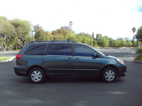 Used 2004 Toyota Sienna XLE image 12