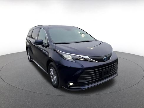 Used 2025 Toyota Sienna XLE image 3
