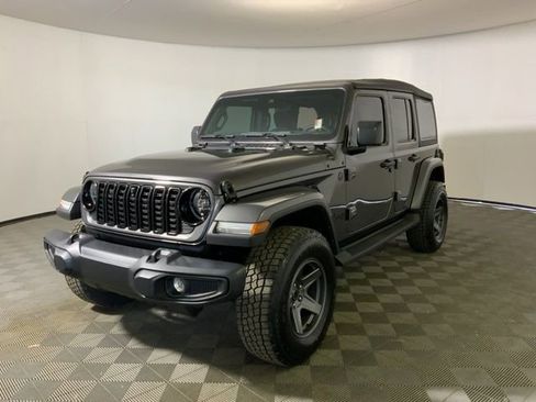 Used 2025 Jeep Wrangler Unlimited Sahara w/ Technology Group AWD/4WD image 3