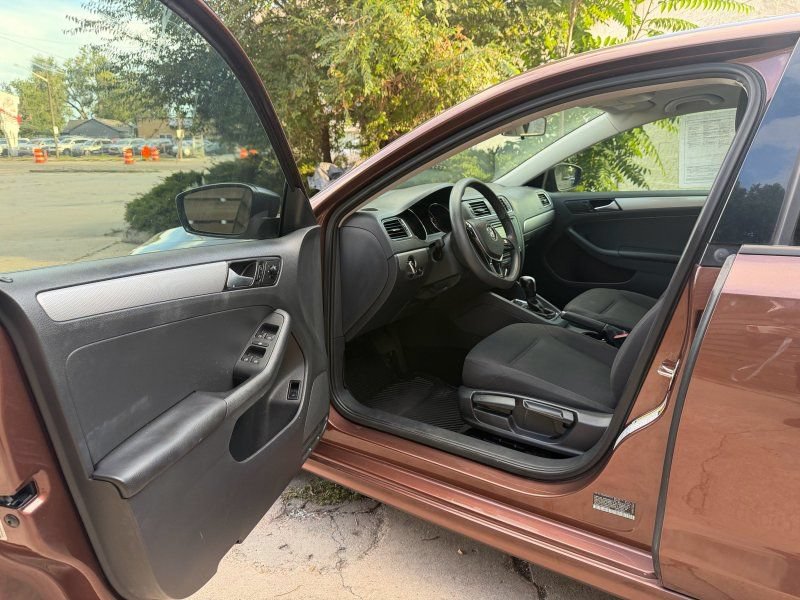 Used 2016 Volkswagen Jetta SE FWD image 9