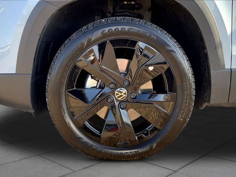 Used 2025 Volkswagen Taos SE image 11