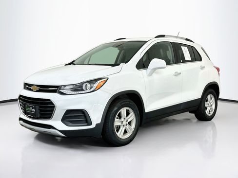 Used 2017 Chevrolet Trax LT w/ LT Convenience Package FWD image 3