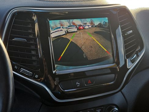 Used 2019 Jeep Cherokee Limited image 18