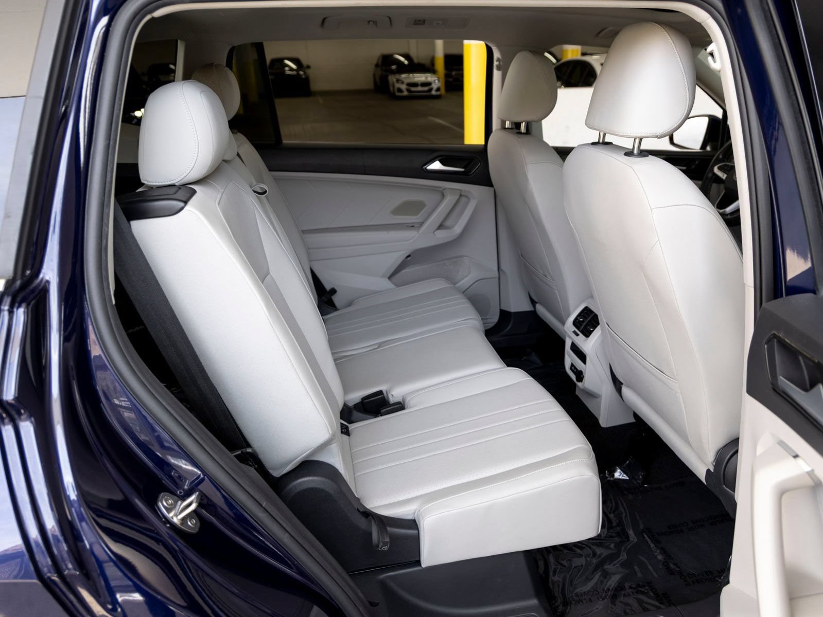 Used 2023 Volkswagen Tiguan SE w/ Panoramic Sunroof Package FWD image 24