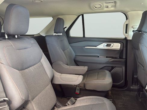 Used 2025 Ford Explorer Active AWD/4WD image 16
