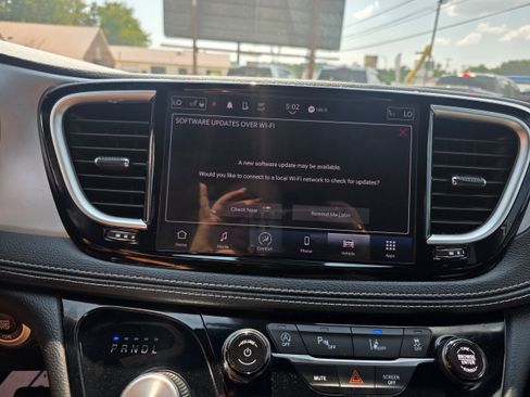 Used 2024 Chrysler Pacifica Touring FWD image 11