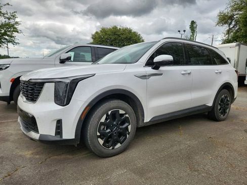Used 2024 Kia Sorento S image 2