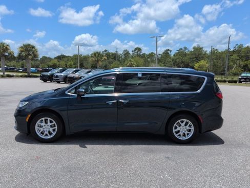 Used 2021 Chrysler Pacifica Touring-L FWD image 8