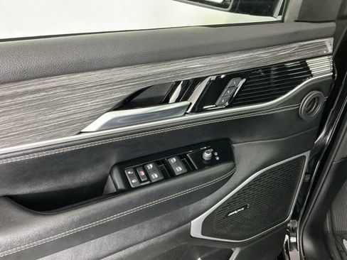 Used 2022 Jeep Wagoneer Series III w/ Rear Seat Entertainment Group AWD/4WD image 13