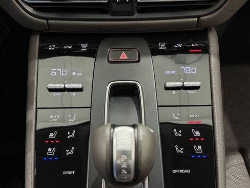 Certified 2025 Porsche Macan image 38