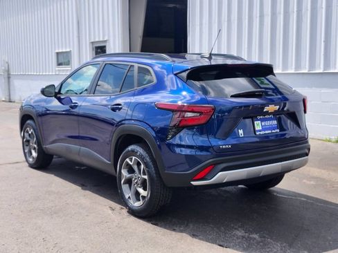 Used 2024 Chevrolet Trax LT w/ Driver Confidence Package FWD image 3