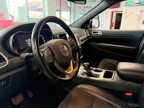 Used 2021 Jeep Grand Cherokee Laredo X AWD/4WD image 25