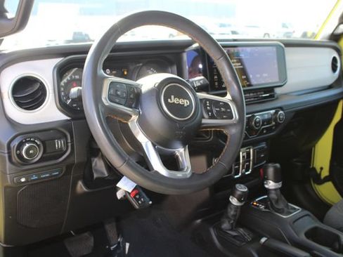 Used 2024 Jeep Wrangler Unlimited Sahara AWD/4WD image 15