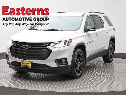 Used 2021 Chevrolet Traverse LT image 1