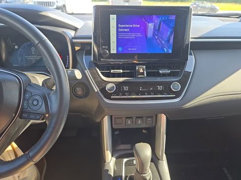 Used 2025 Toyota Corolla Cross XLE w/ Convenience Package AWD/4WD image 17