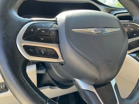 Used 2017 Chrysler Pacifica Touring-L FWD image 26