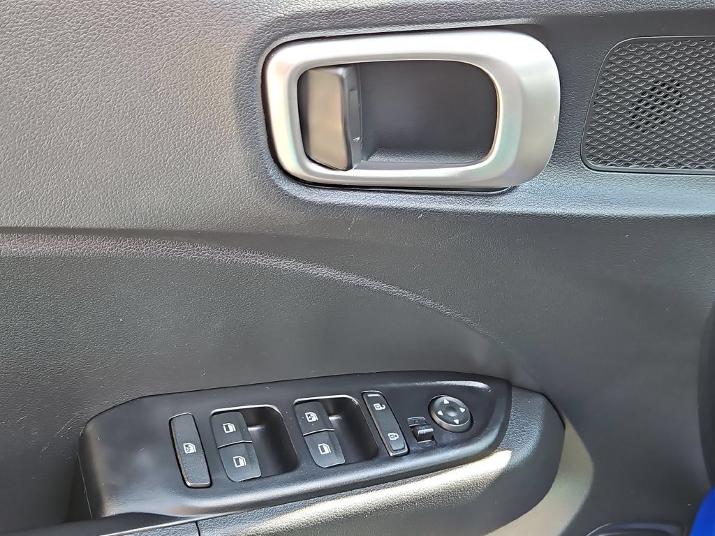 Used 2025 Hyundai Venue SEL FWD image 13