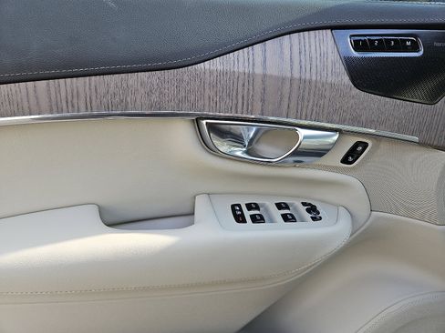 Certified 2023 Volvo XC90 B6 Ultimate w/ Protection Package image 12