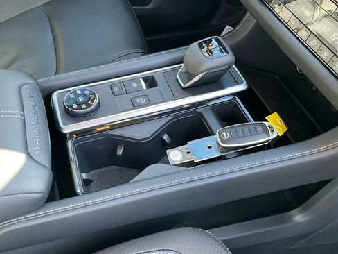 Certified 2024 Nissan Pathfinder SL w/ Lighting Package (N92) image 17