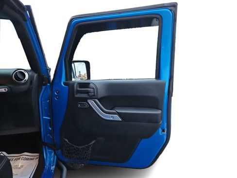 Used 2015 Jeep Wrangler Unlimited Sahara w/ Connectivity Group image 27