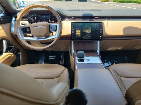 Used 2025 Land Rover Range Rover Long Wheelbase SE AWD/4WD image 13