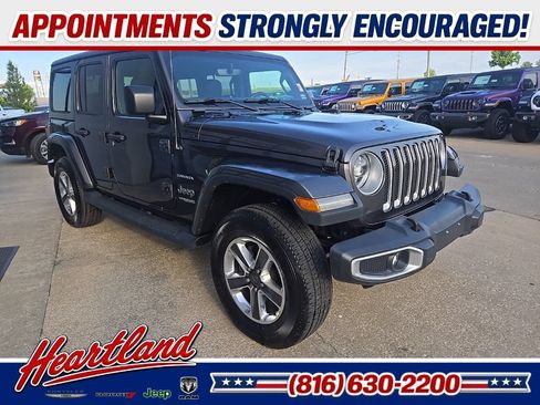Used 2018 Jeep Wrangler Unlimited Sahara AWD/4WD image 12