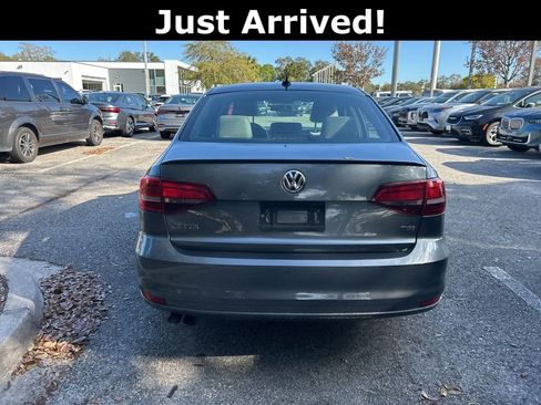 Used 2016 Volkswagen Jetta Sport image 2