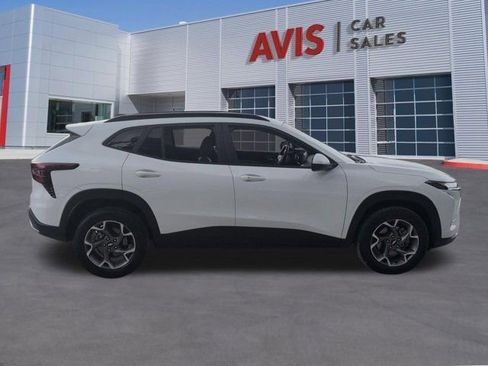 Used 2025 Chevrolet Trax LT w/ LT Convenience Package FWD image 5