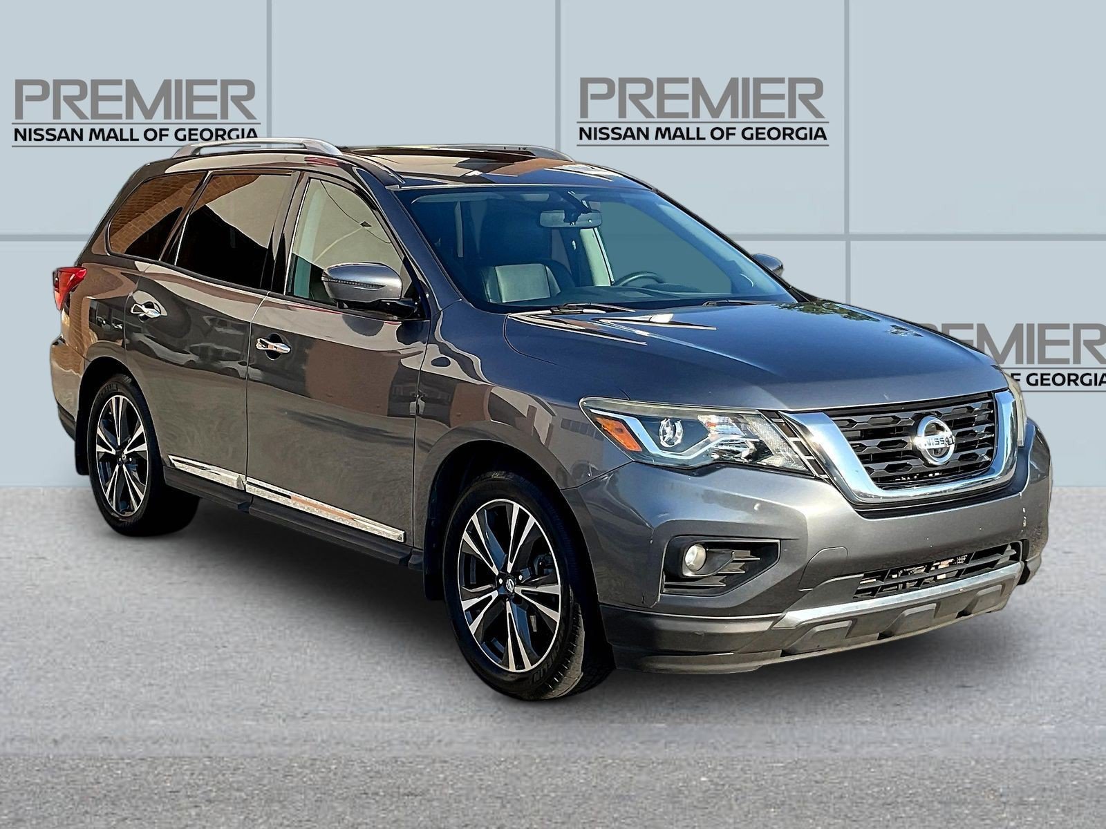 Used 2017 Nissan Pathfinder Platinum w/ Family Entertainment Package FWD image 3