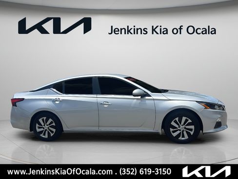 Used 2022 Nissan Altima 2.5 S w/ Driver Assist Package FWD image 2