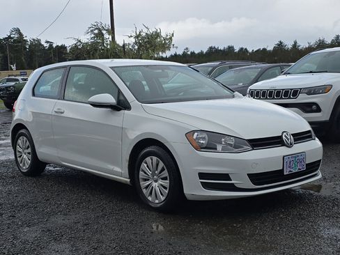 Used 2015 Volkswagen Golf S image 2