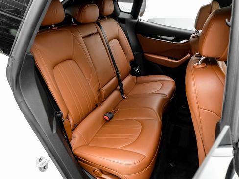 Used 2020 Maserati Levante image 34