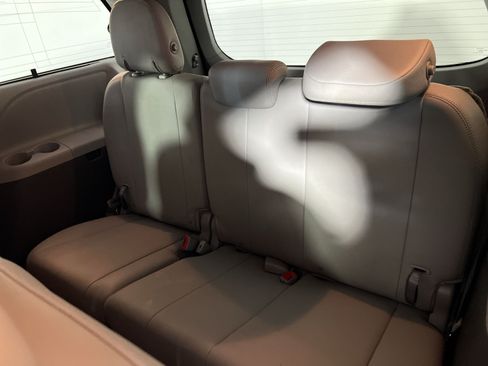 Used 2017 Toyota Sienna XLE w/ XLE Navigation Package FWD image 26