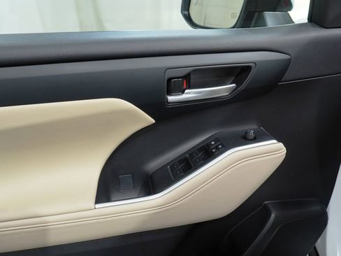 Certified 2023 Toyota Highlander XLE image 25