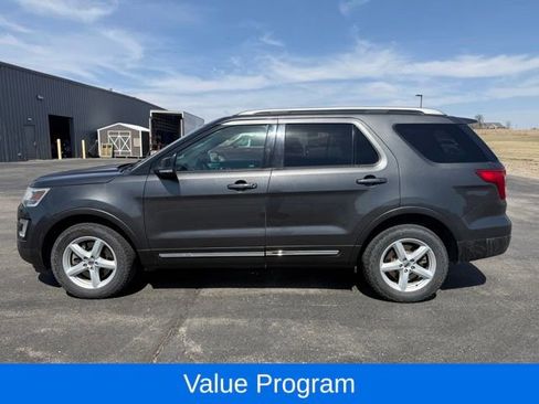 Used 2016 Ford Explorer XLT w/ Equipment Group 202A image 4