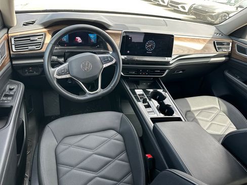 Used 2025 Volkswagen Atlas SE image 16