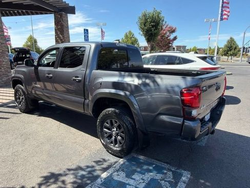 Certified 2022 Toyota Tacoma SR5 AWD/4WD image 11