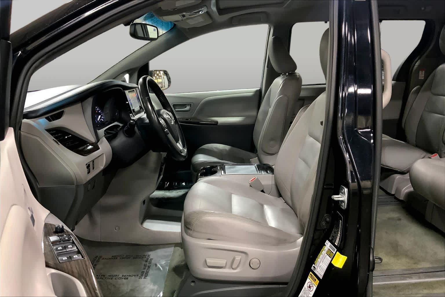 Used 2017 Toyota Sienna XLE FWD image 8