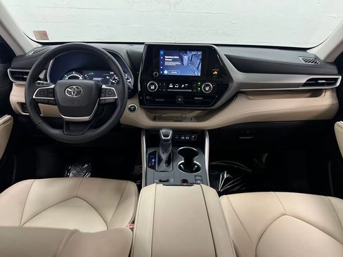 Used 2025 Toyota Highlander XLE image 14