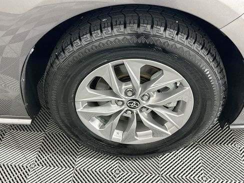 Used 2021 Toyota Sienna XLE image 11