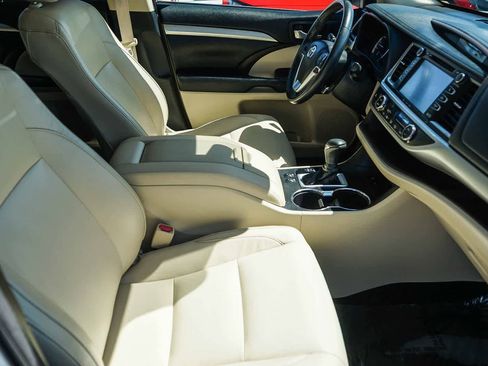 Used 2018 Toyota Highlander XLE w/ Carpet Mat Package (TMS) image 13
