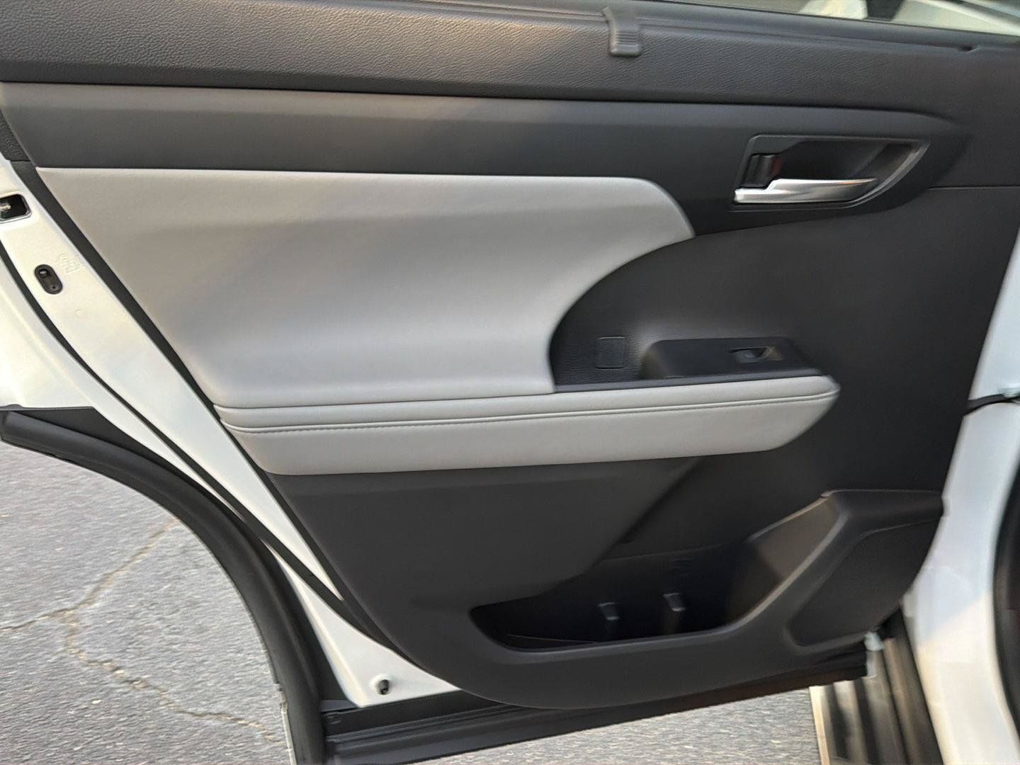 Certified 2023 Toyota Highlander XLE FWD image 18