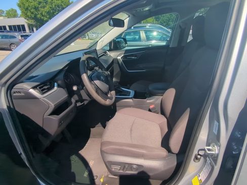 Used 2022 Toyota RAV4 XLE w/ Convenience Package FWD image 9