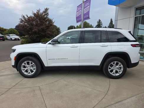 Used 2023 Jeep Grand Cherokee Limited image 3